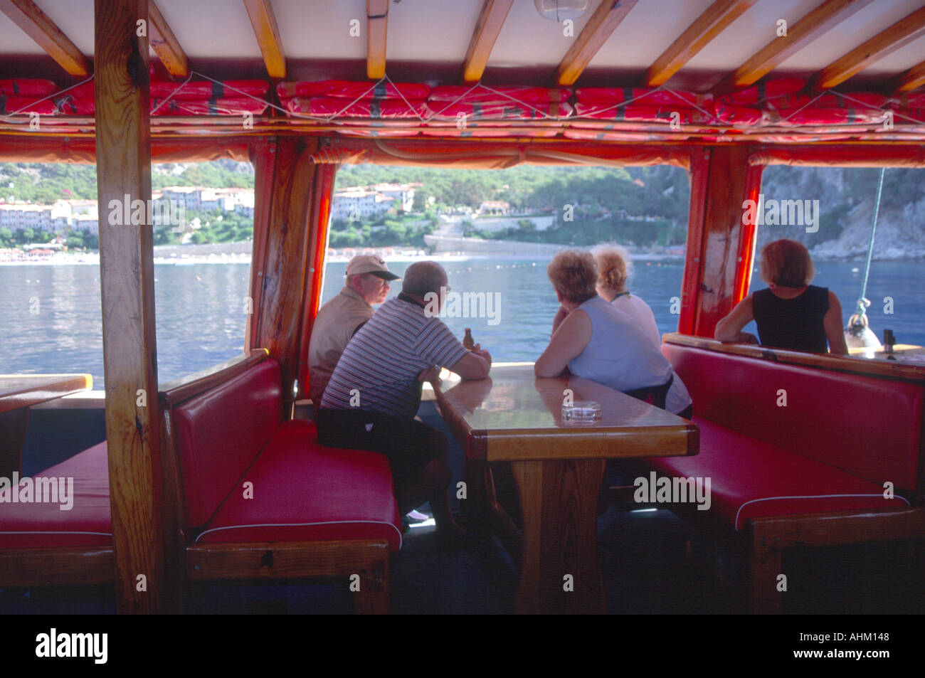 Les passagers à bord d'un bateau d'excursion vous regarde la mer Fethiye Turquie Banque D'Images