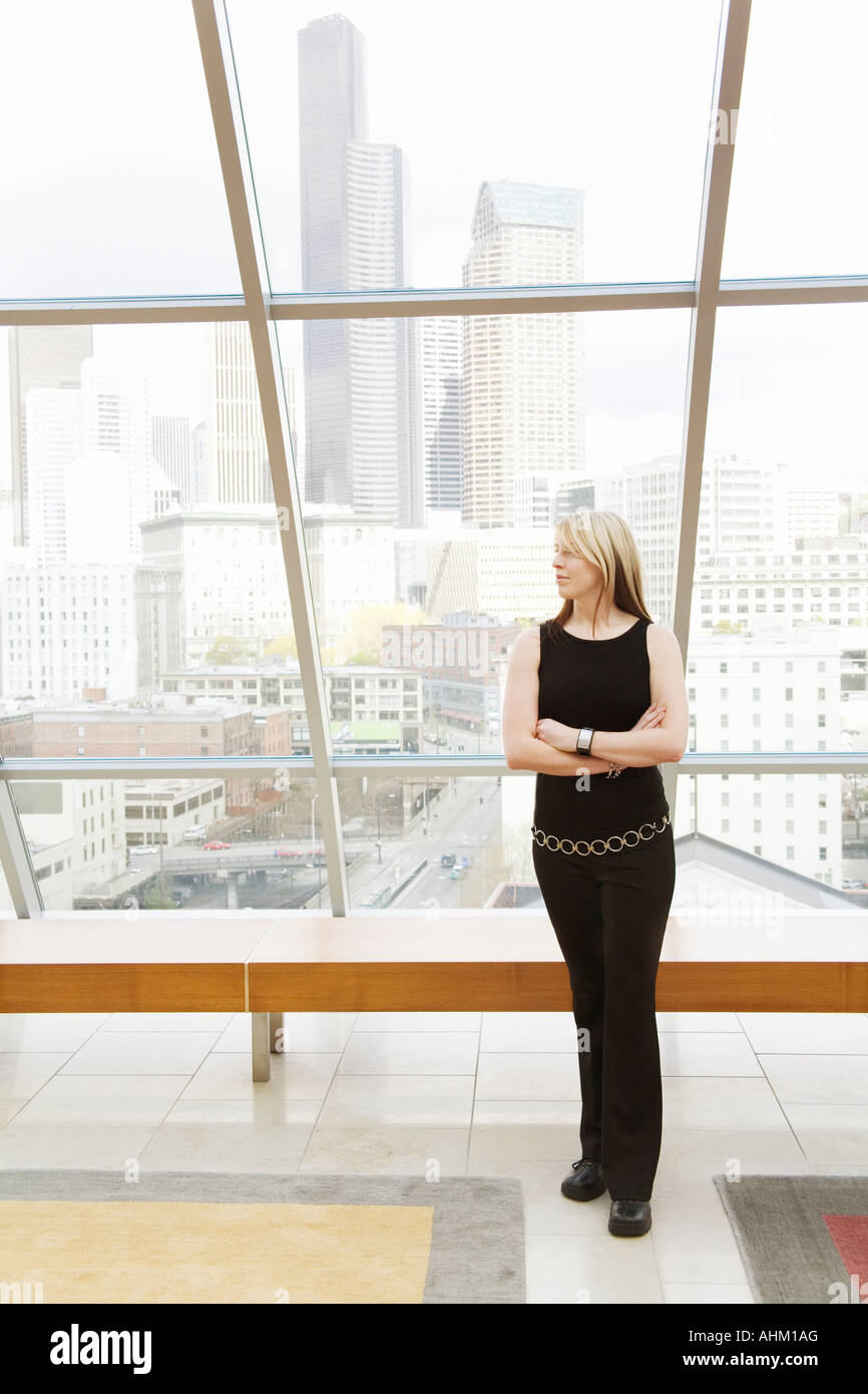 Woman standing with arms crossed Banque D'Images