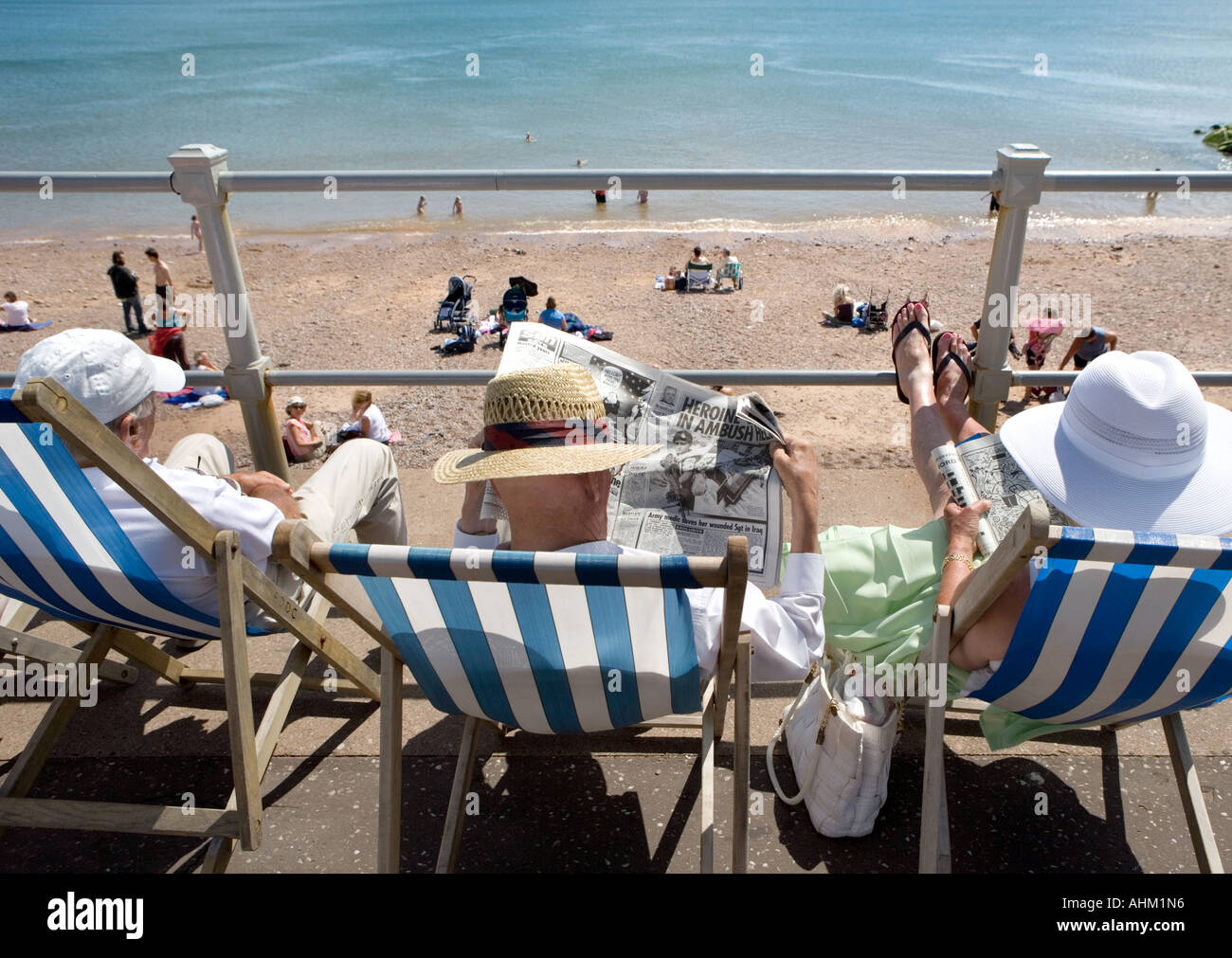 Journal de lecture et de détente dans les chaises longues Angleterre Devon Sidmouth Banque D'Images