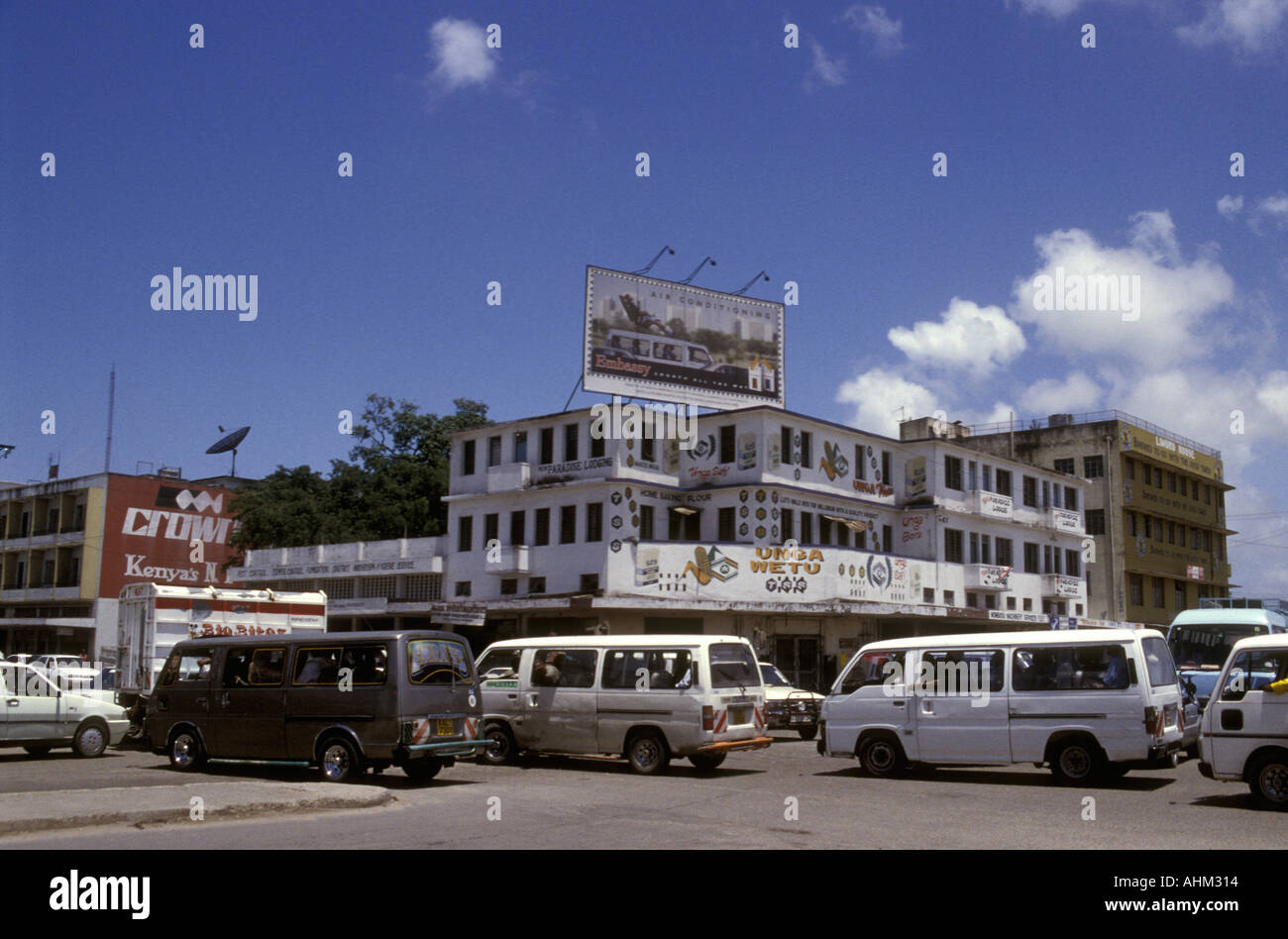 Une longue traverser des routes à Mombasa Kenya Afrique de l'Est Banque D'Images