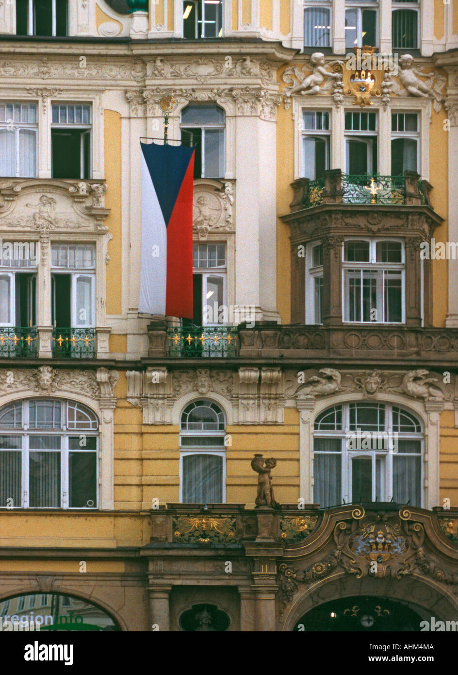 Le pavillon tchèque accroché à l'extérieur de l'hôtel de ville de Prague Banque D'Images