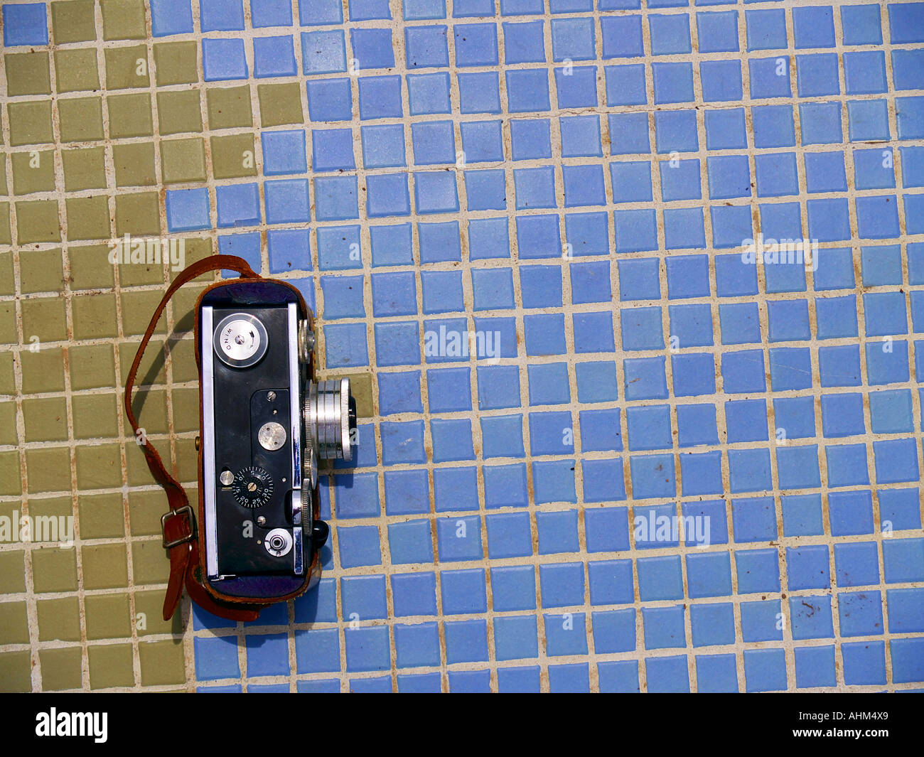 Télémètre Vintage caméra sur un domaine de couverts de débris titre bleu et marron vers l'extérieur du châssis Banque D'Images