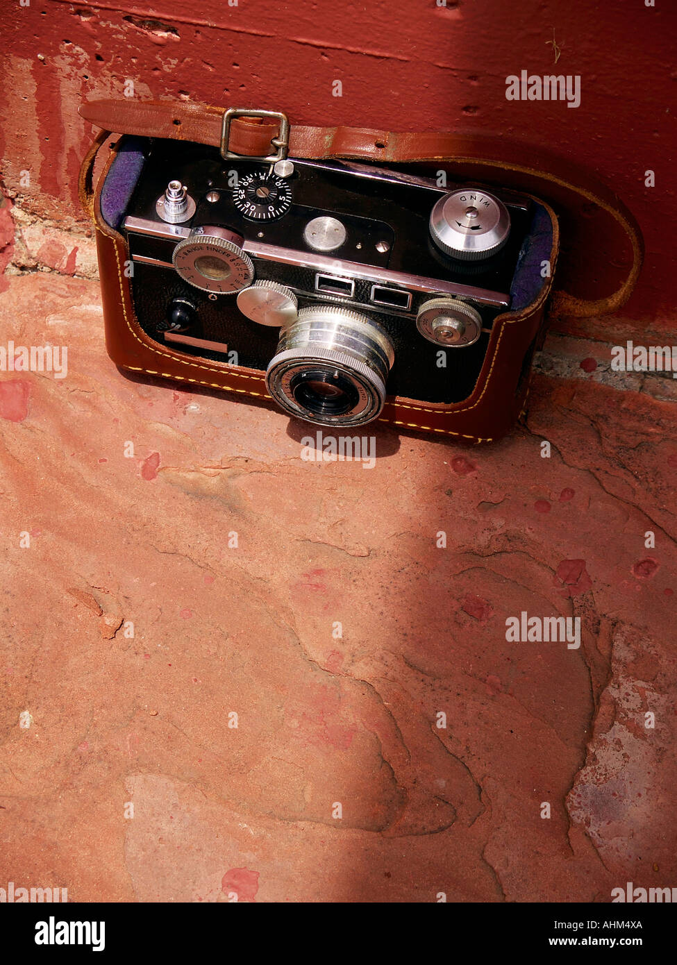 Vintage par la lumière du soleil et l'appareil photo télémétrique ombre dans un coin de grès rouge vers l'extérieur du châssis Banque D'Images