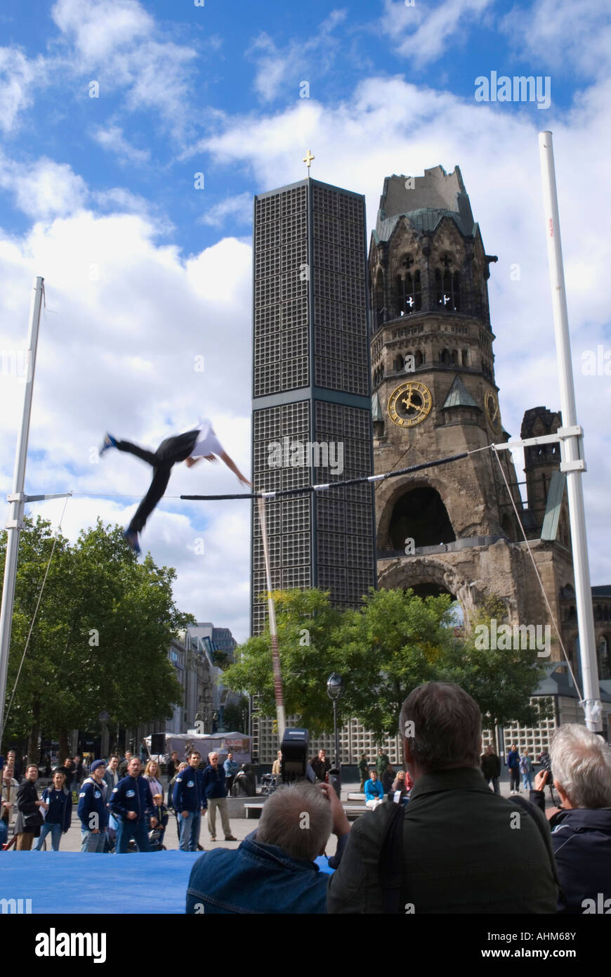 Competicion deportiva en la plaza donde se encuentra la Iglesia del recuerdo,rota Charlottenburg Berlin,,.alemania. Banque D'Images