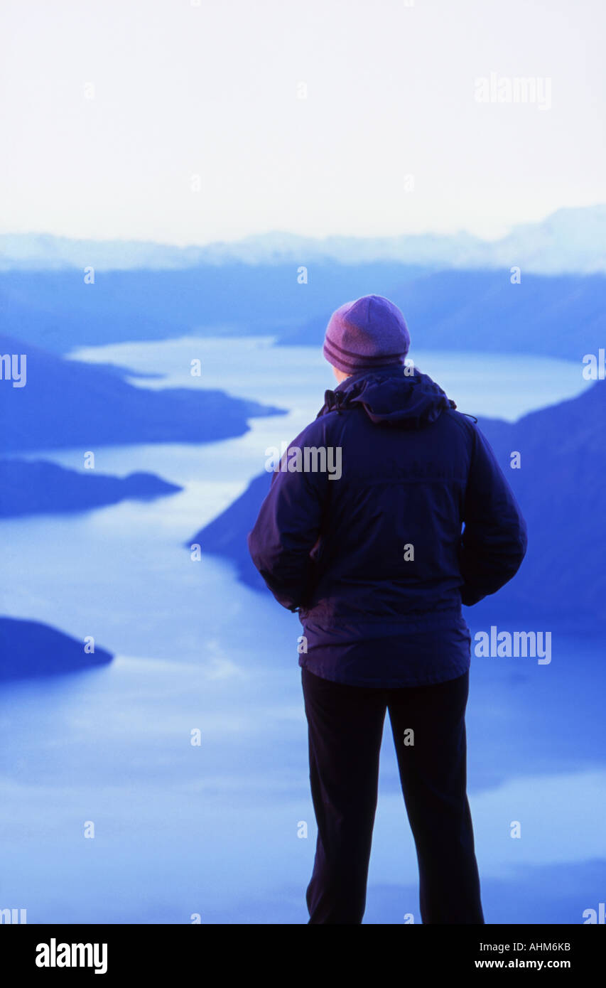 Walker surplombant le lac Wanaka de Mt Roy ile sud Nouvelle Zelande Banque D'Images