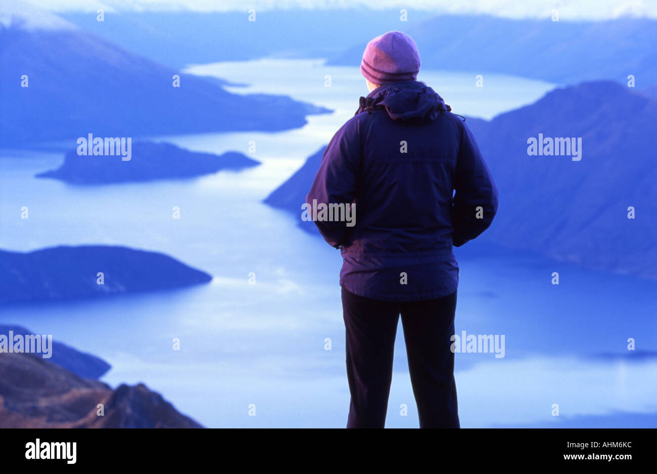 Walker surplombant le lac Wanaka de Mt Roy ile sud Nouvelle Zelande Banque D'Images