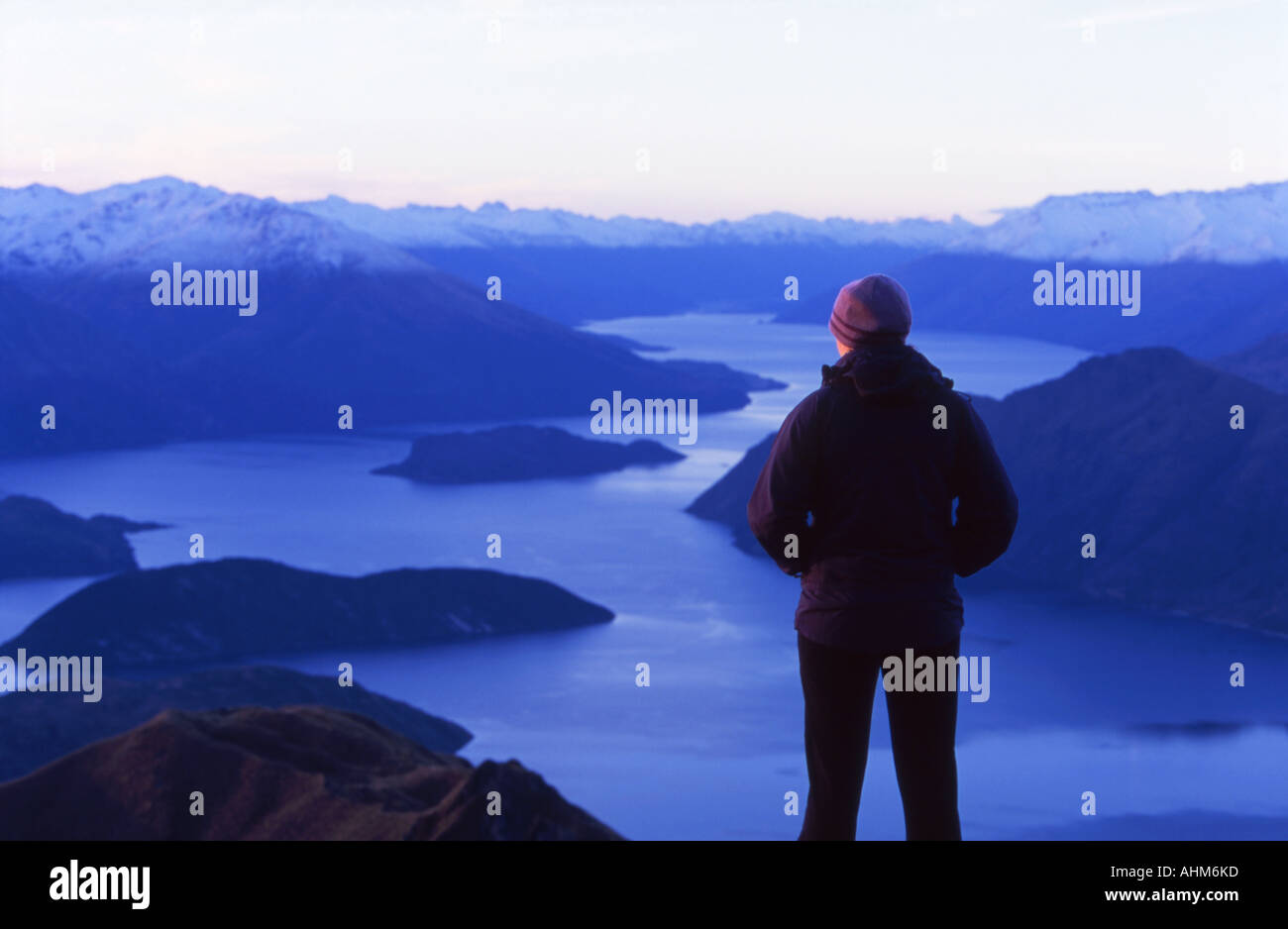 Walker surplombant le lac Wanaka de Mt Roy ile sud Nouvelle Zelande Banque D'Images