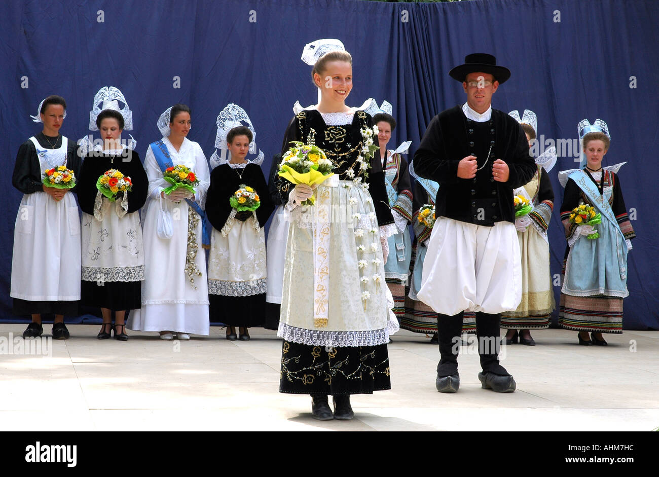 Dans Leurs Costumes Traditionnels Bretons Saluer La Foule Un Festival dans-leurs-costumes-traditionnels-bretons-saluer-la-foule-un-festival