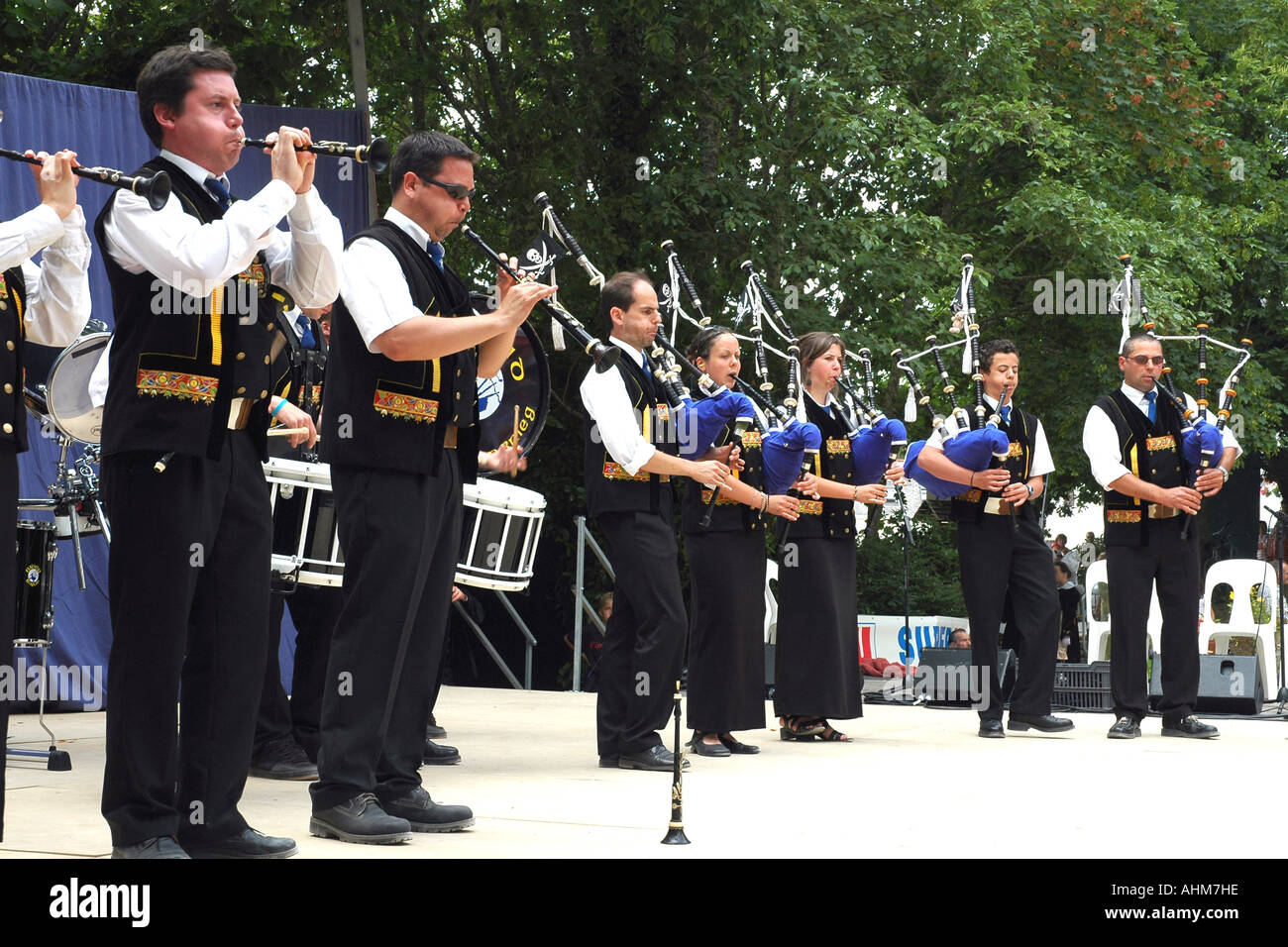 Un groupe de musique traditionnel breton, ou bagad, exécute la musique celtique à un festival de folklore d'été dans un village breton Banque D'Images