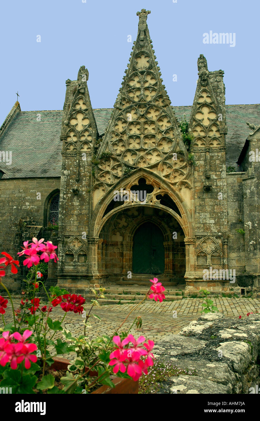 L'élégante façade du 14ème siècle de la collégiale Notre Dame de Roscudon dans la petite ville d'Audierne Finistère en Bretagne Banque D'Images