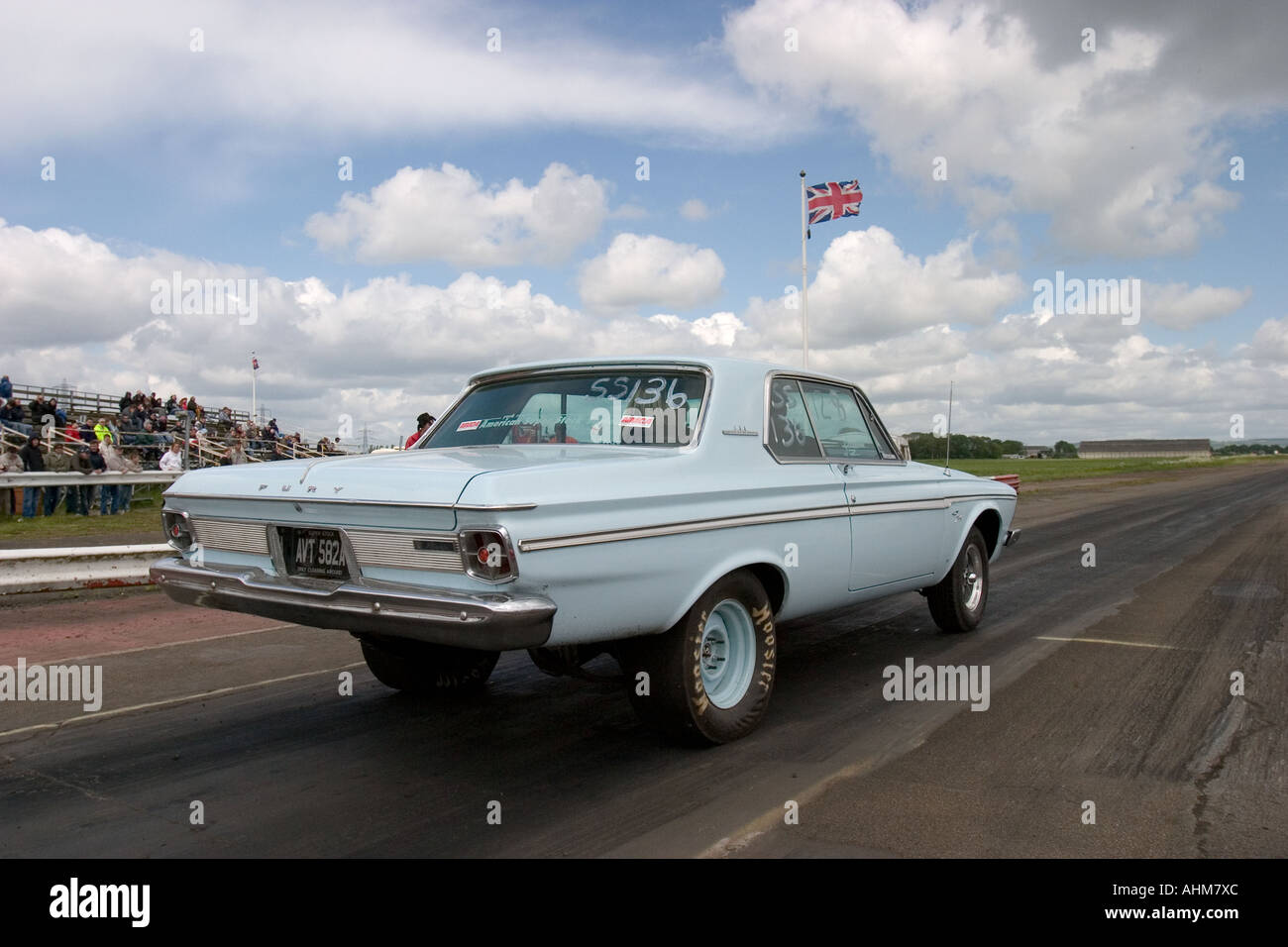 American muscle car sur la ligne de départ à drag race Banque D'Images