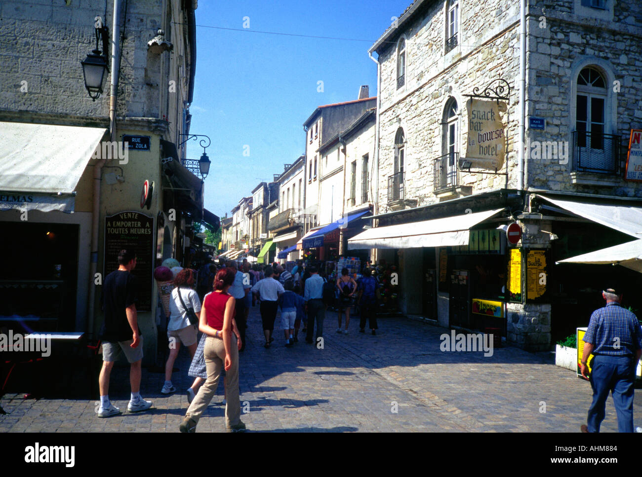 Boutique les touristes dans une rue dans le 13e siècle fortifiée d'Aigues Mortes Camargue France Europe Banque D'Images