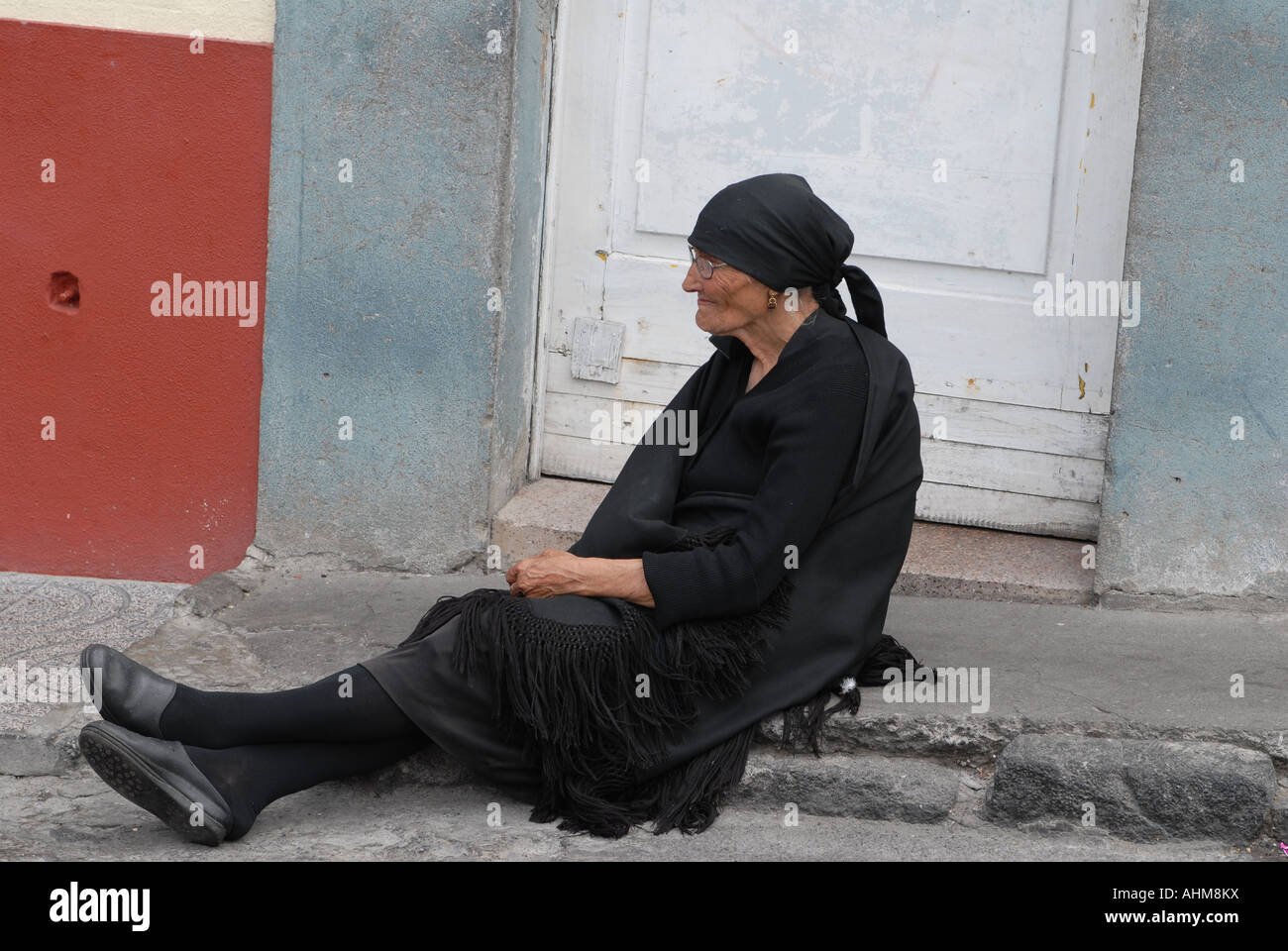 Vieille Femme assise sur les marches en Açores. Banque D'Images