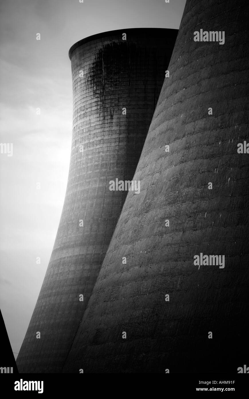 Les tours de refroidissement de centrales à vapeur puissance condenseur à la production d'électricité à combustibles fossiles pollution atmosphérique du dioxyde de carbone CO2 ac dc nationa Banque D'Images