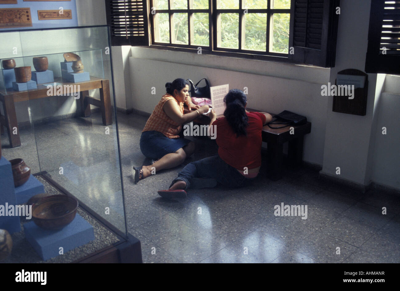 Les étudiants qui prennent des notes dans le musée d'anthropologie et d'histoire, San Pedro Sula, Honduras Banque D'Images