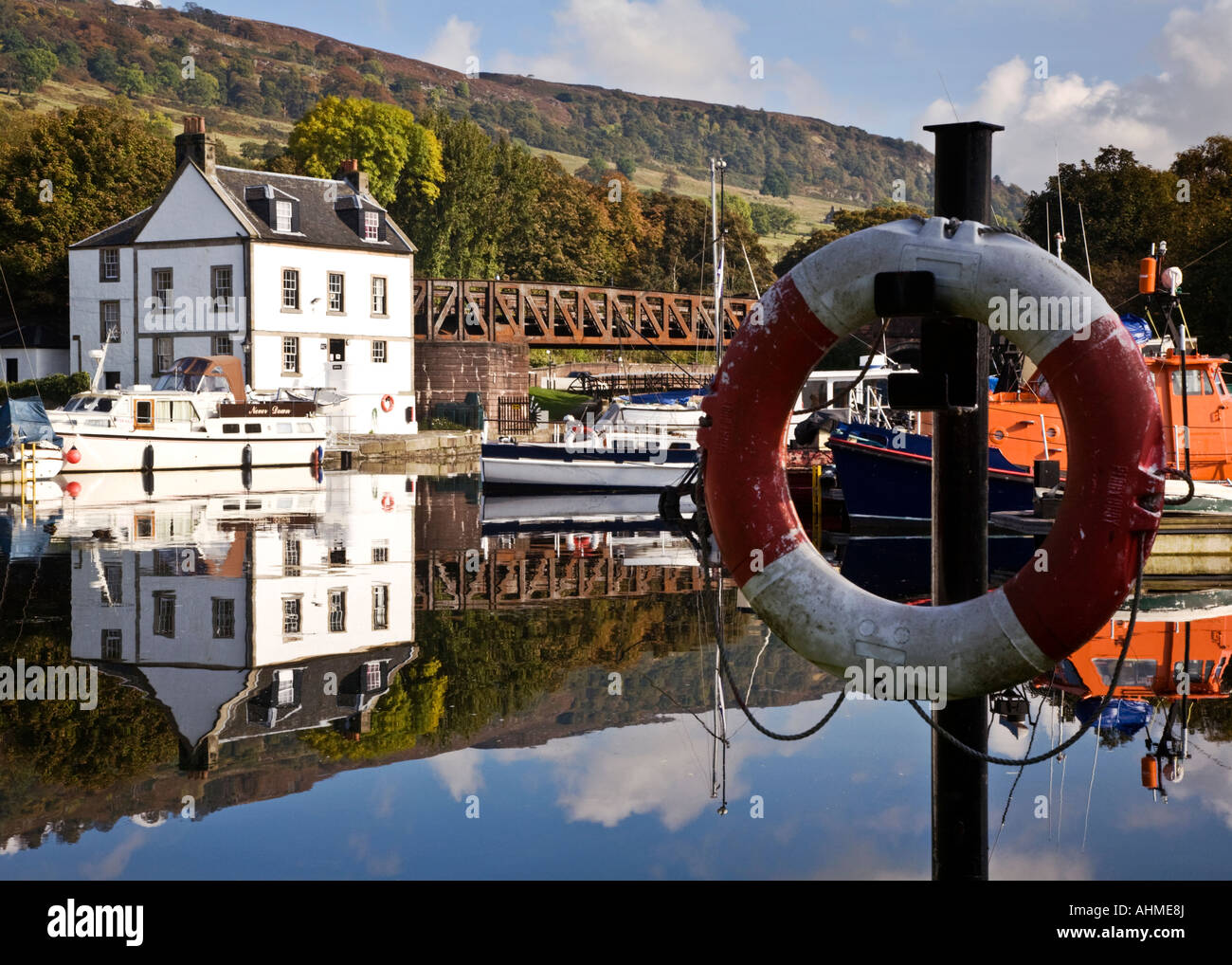 Le Forth and Clyde Canal au Bowling port sur la rivière Clyde, en Écosse. Banque D'Images