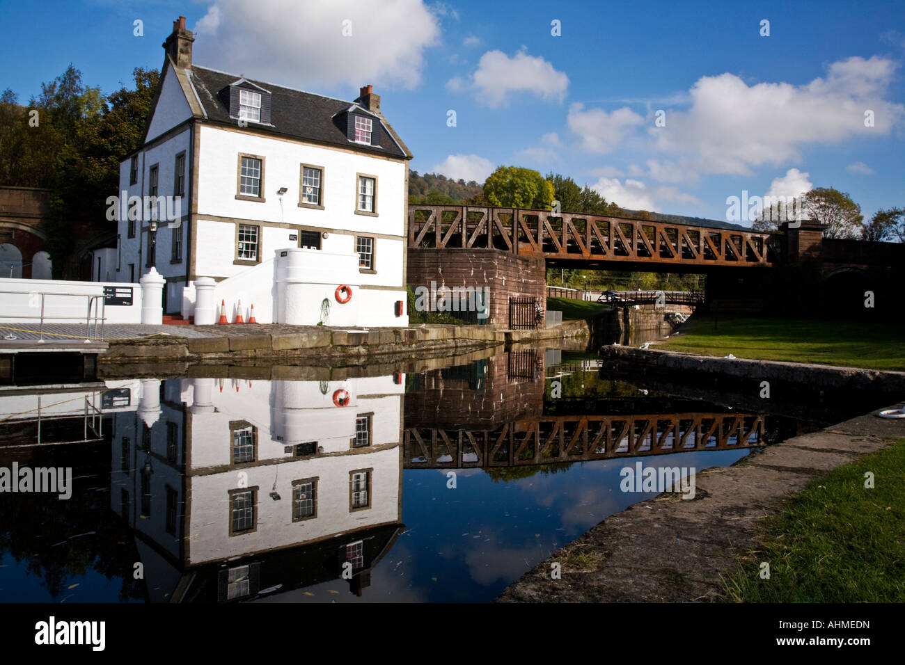 Le Forth and Clyde Canal au Bowling port sur la rivière Clyde, en Écosse. Banque D'Images