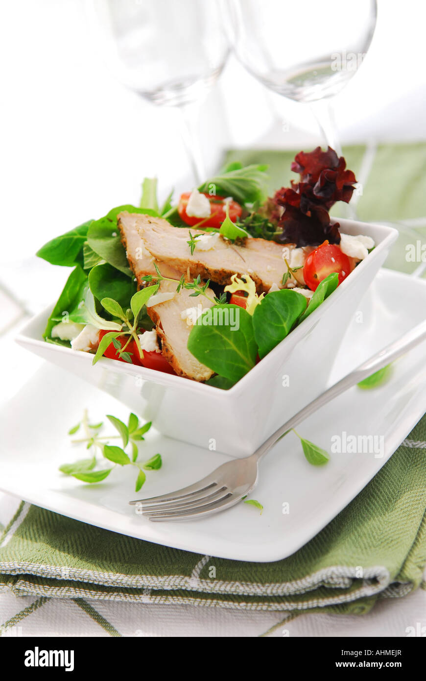 Salade fraîche de poulet grillé aux herbes et tomates Banque D'Images