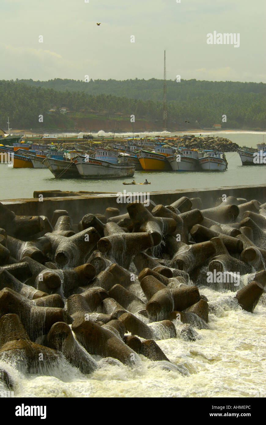 Les bateaux étaient protégés par une digue de Trivandrum kovalam Banque D'Images