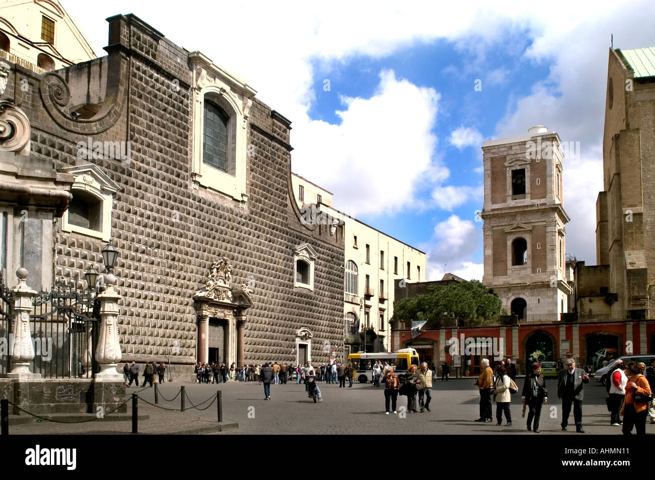 Gesù Nuovo (Italien: Nouveau Jésus) est le nom d'une église et d'une place à Naples, Italie. palais construit en 1470 pour Roberto Sanseverino, Prince de Salerne Banque D'Images