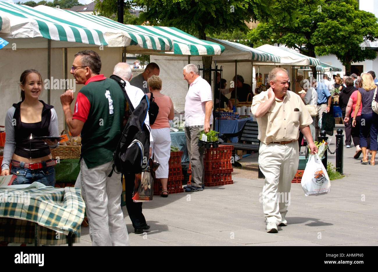 Marché hebdomadaire de plein air à Haverfordwest Pembrokeshire West Wales UK Banque D'Images