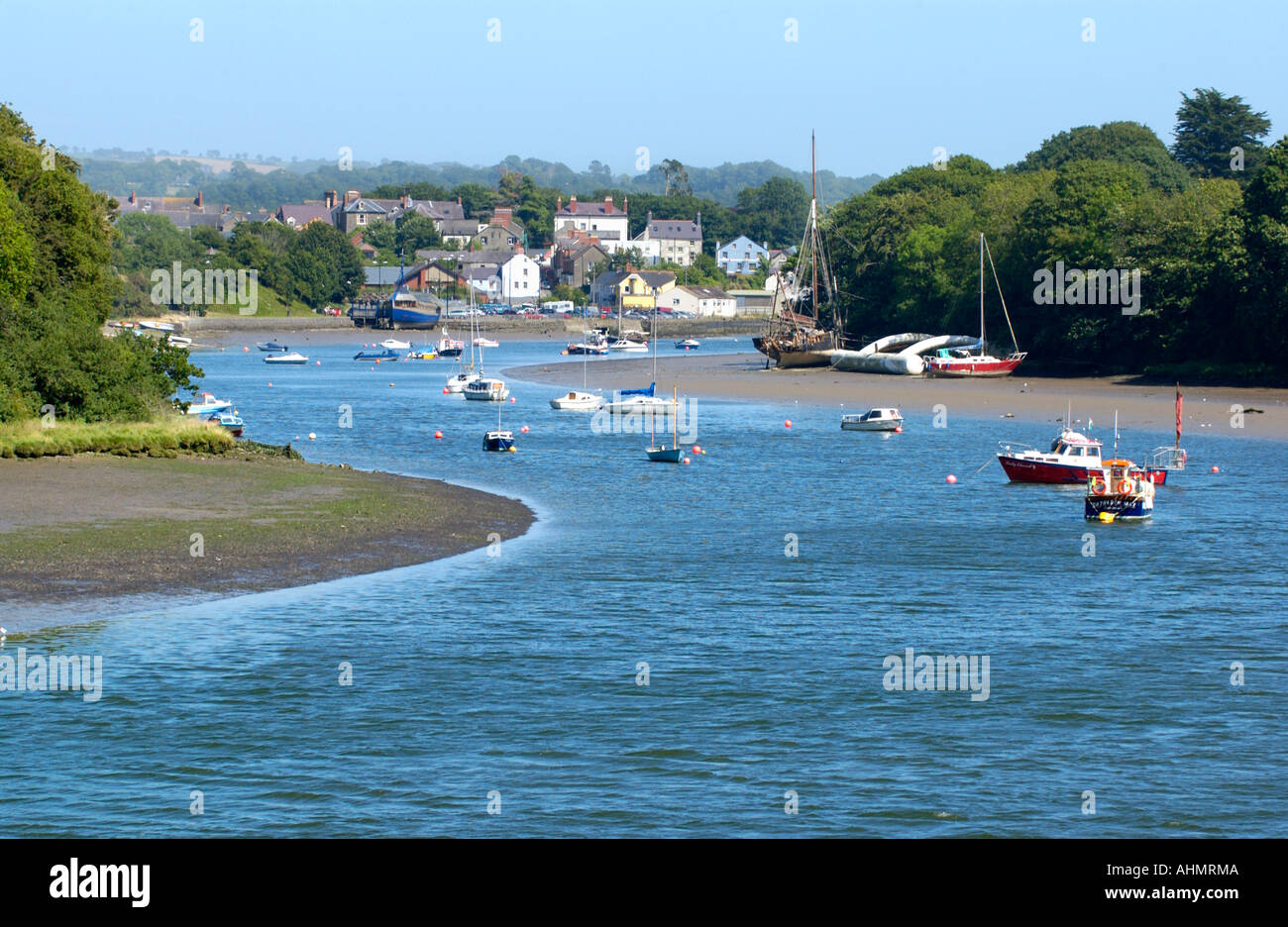 Bateaux amarrés dans l'estuaire de la rivière Teifi à St Dogmaels West Wales Pembrokeshire UK à la recherche en amont vers Cardigan Banque D'Images