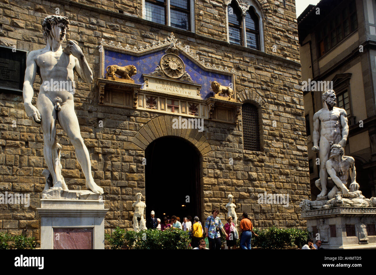 L'entrée monumentale du Palazzo Vecchio avec des répliques de David de Michel-Ange et d'Hercule et Cacus de Bandinelli, Piazza della Signoria, Florence Banque D'Images
