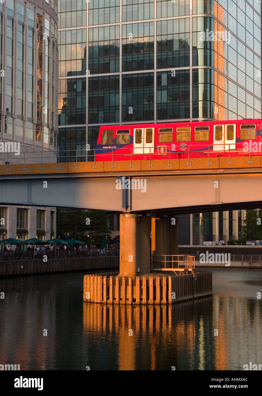 Le train DLR à Canary Wharf London UK Banque D'Images