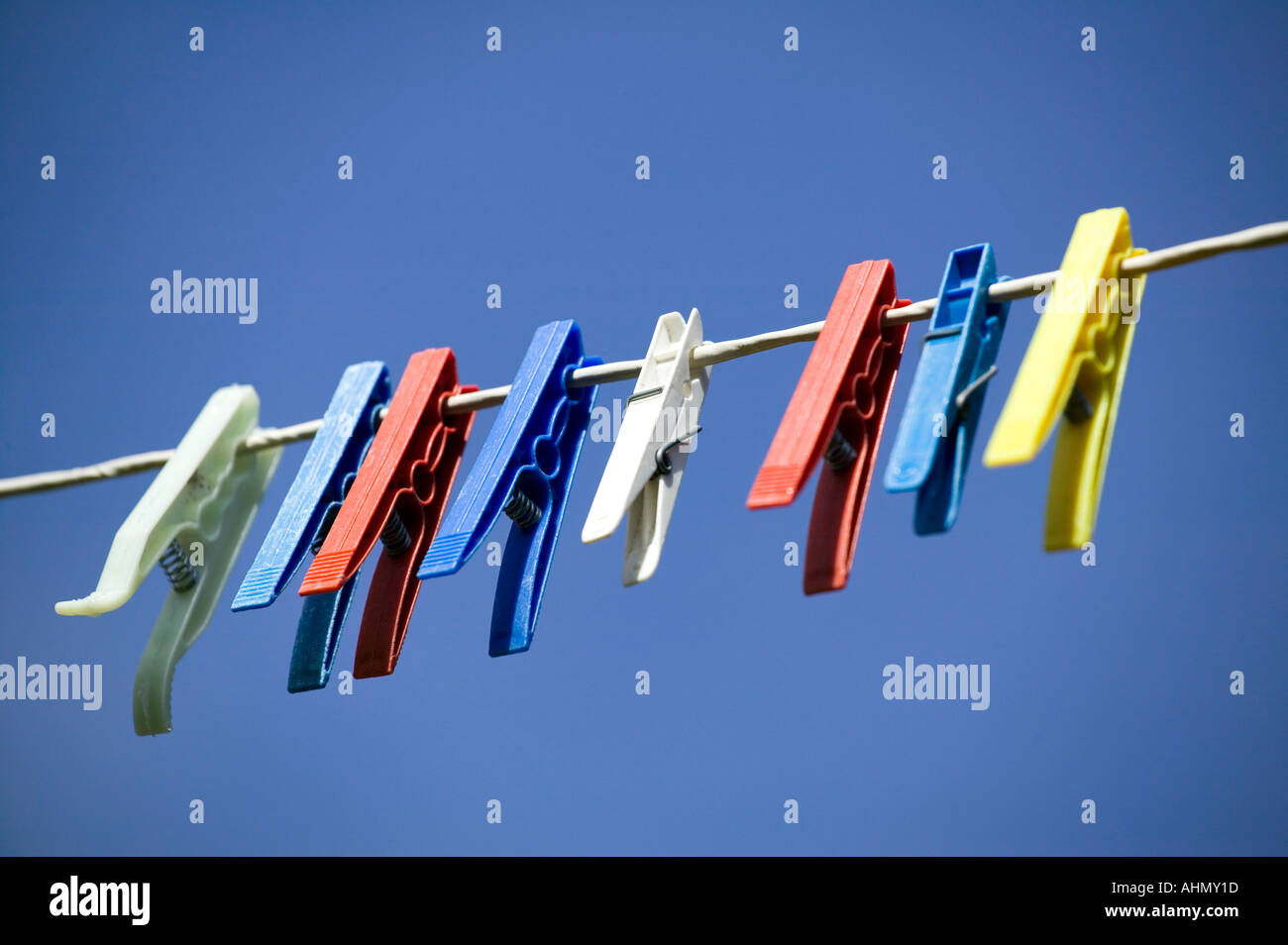 Une rangée de des pinces à linge sur un étendoir Banque D'Images