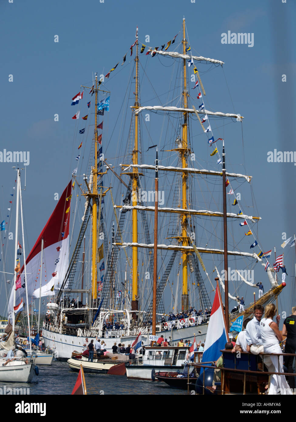 Grand voilier indonésien Dewaruci sporting un immense drapeau à la Sail Amsterdam 2005 Tall Ship cas aux Pays-Bas Banque D'Images