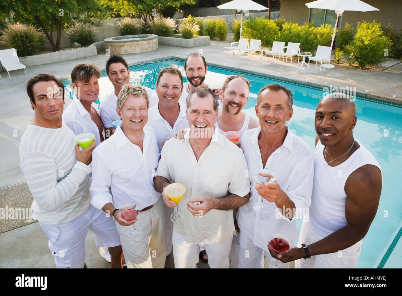 Hommes debout par piscine Banque D'Images