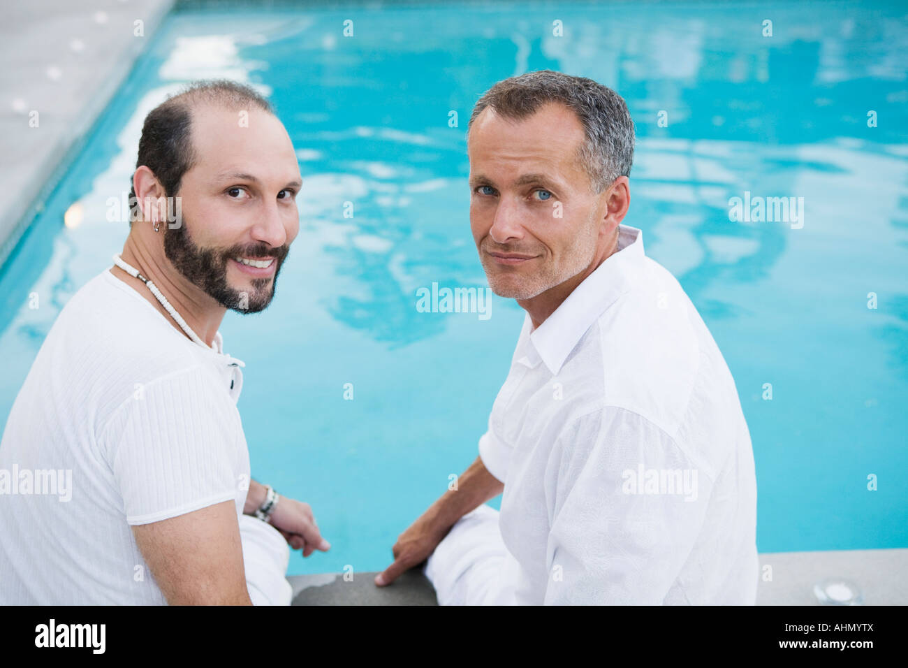 Couple Gay pieds ballants in swimming pool Banque D'Images