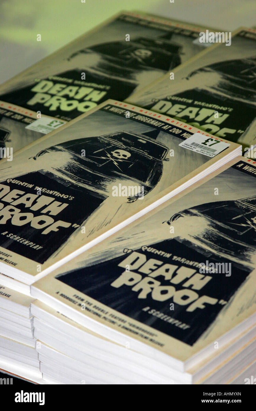 Une pile de Quentin Tarantino nouveau script de film, Death Proof la vente et prêt pour une signature personnelle dans l'un des magasins HMV de Londres Banque D'Images Une pile de Quentin Tarantino nouveau script de film, Death Proof la vente et prêt pour une signature personnelle dans l'un des magasins HMV de Londres Banque D'Images