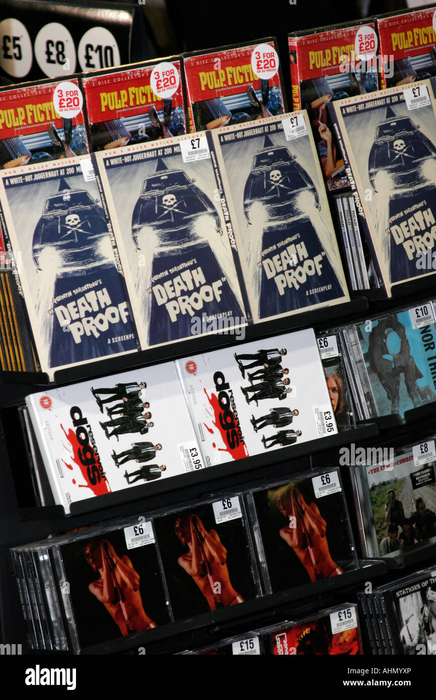 Le nouveau film de Quentin Tarantino, Death Proof script forsale dans HMV le long du côté des CD et DVD Banque D'Images Le nouveau film de Quentin Tarantino, Death Proof script forsale dans HMV le long du côté des CD et DVD Banque D'Images