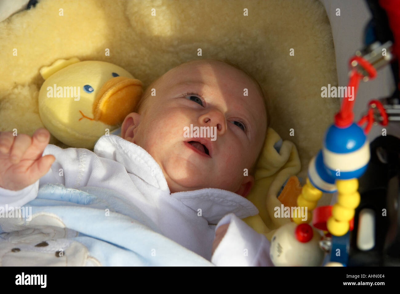 Bébé dans bébé avec des jouets du chariot Banque D'Images