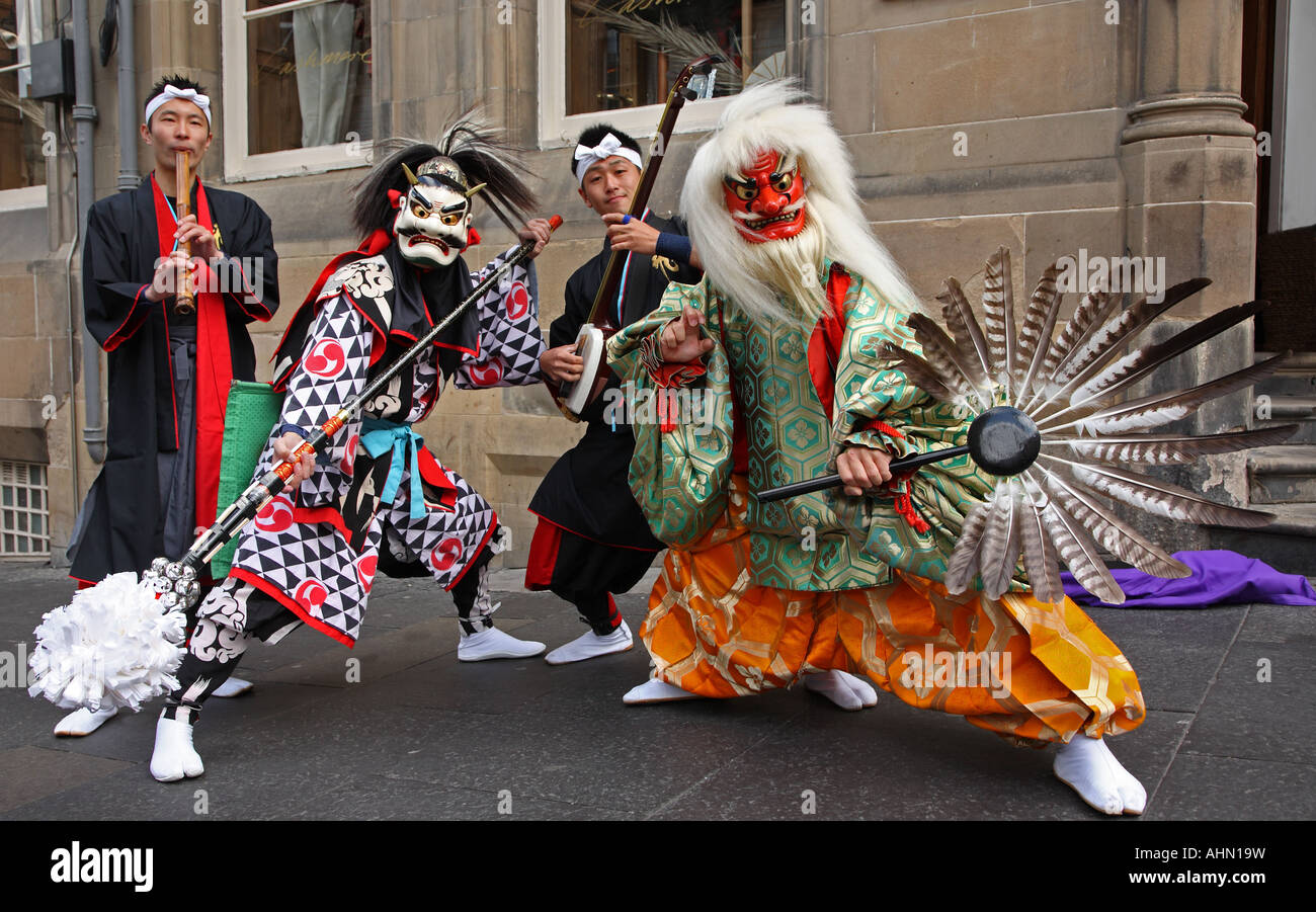Troupe de danse japonaise Royal Mile Edinburgh Fringe Festival Edinburgh Scotland Banque D'Images