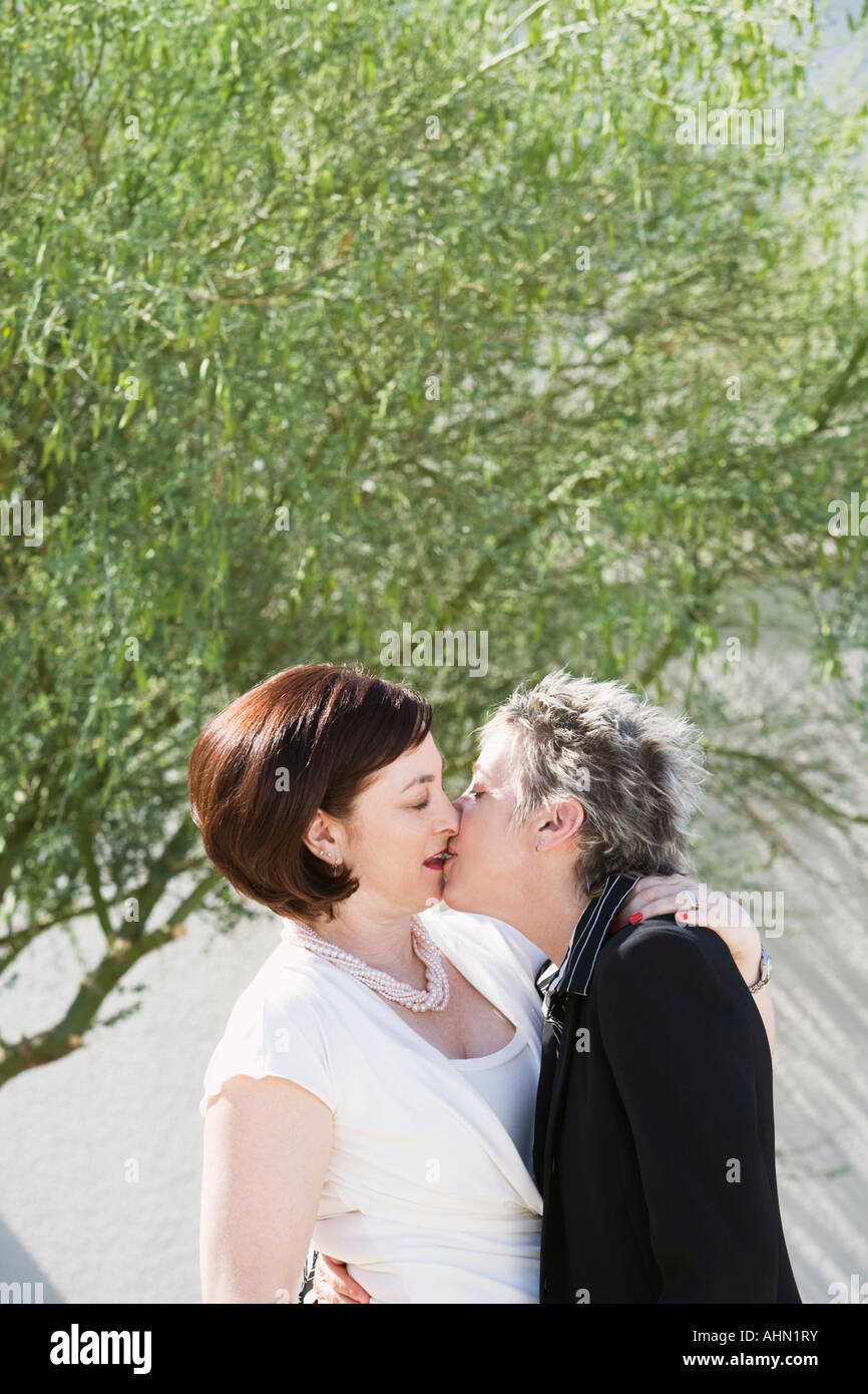 Lesbian couple kissing Banque D'Images