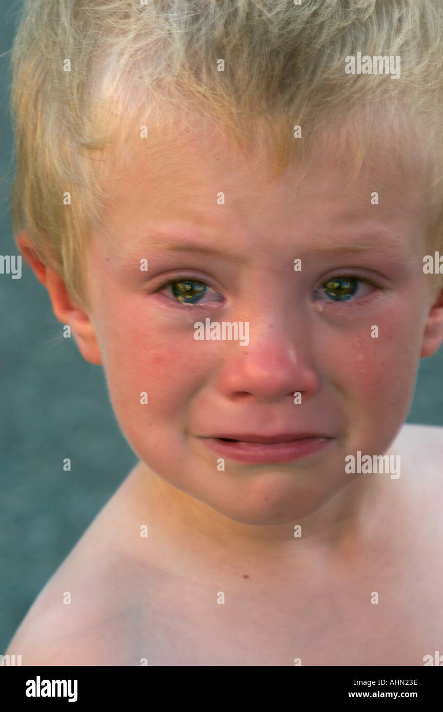 enfant-qui-pleure-de-profil-banque-de-photographies-et-d-images-haute