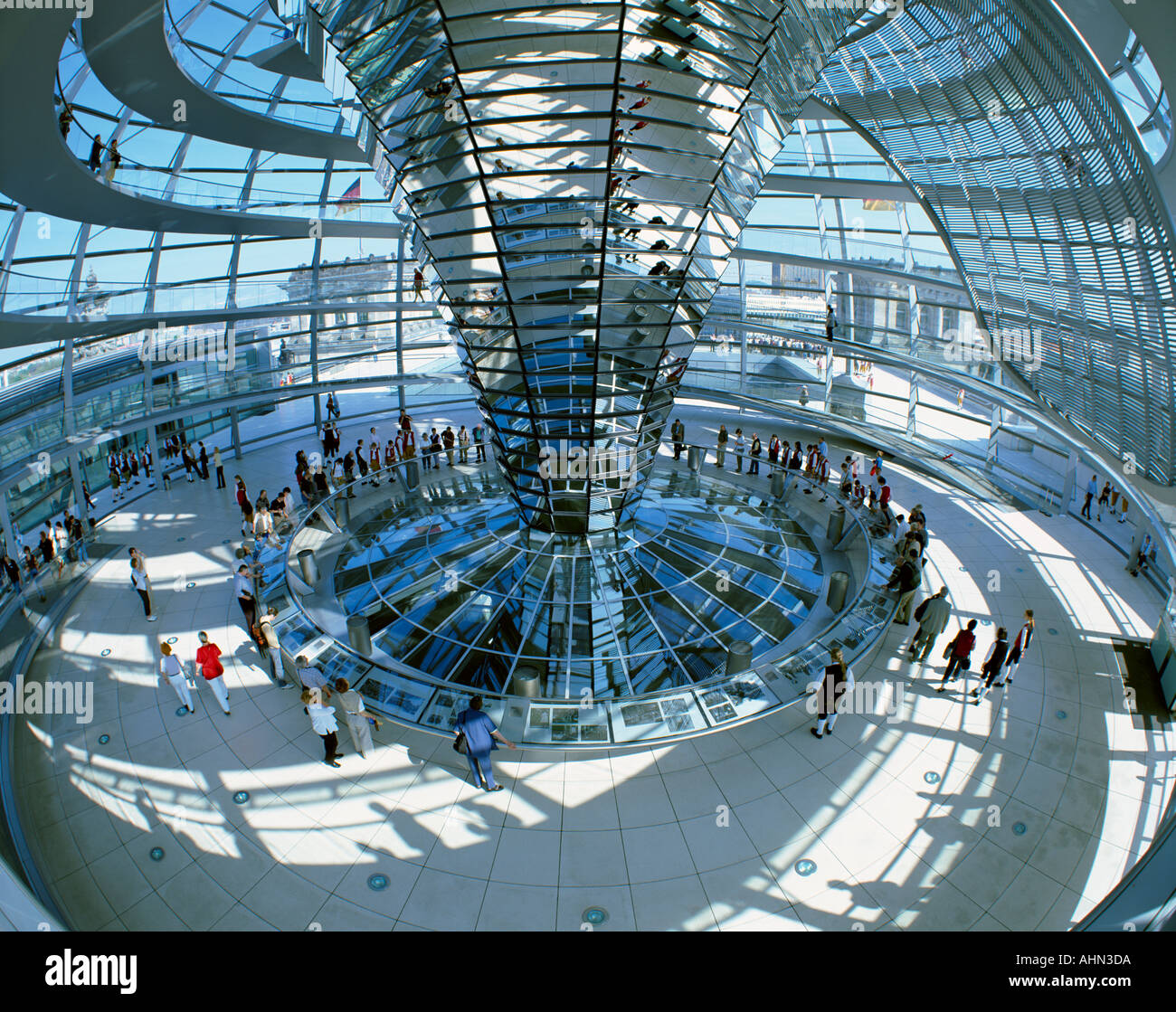 Norman Foster dôme sur le bâtiment du Parlement Reichstag Berlin Allemagne Banque D'Images