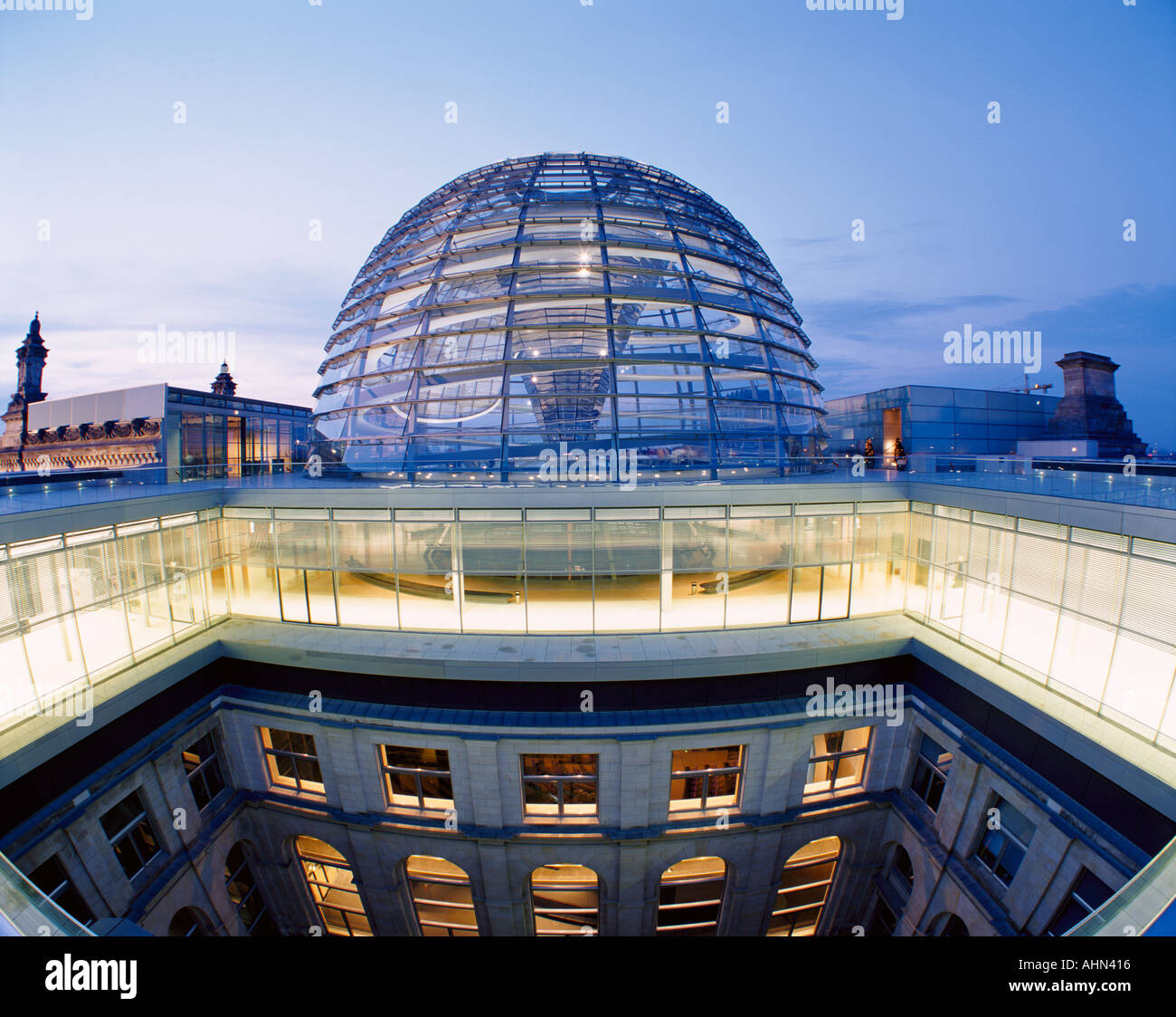 Norman Foster dôme sur le bâtiment du Parlement Reichstag Berlin Allemagne Banque D'Images