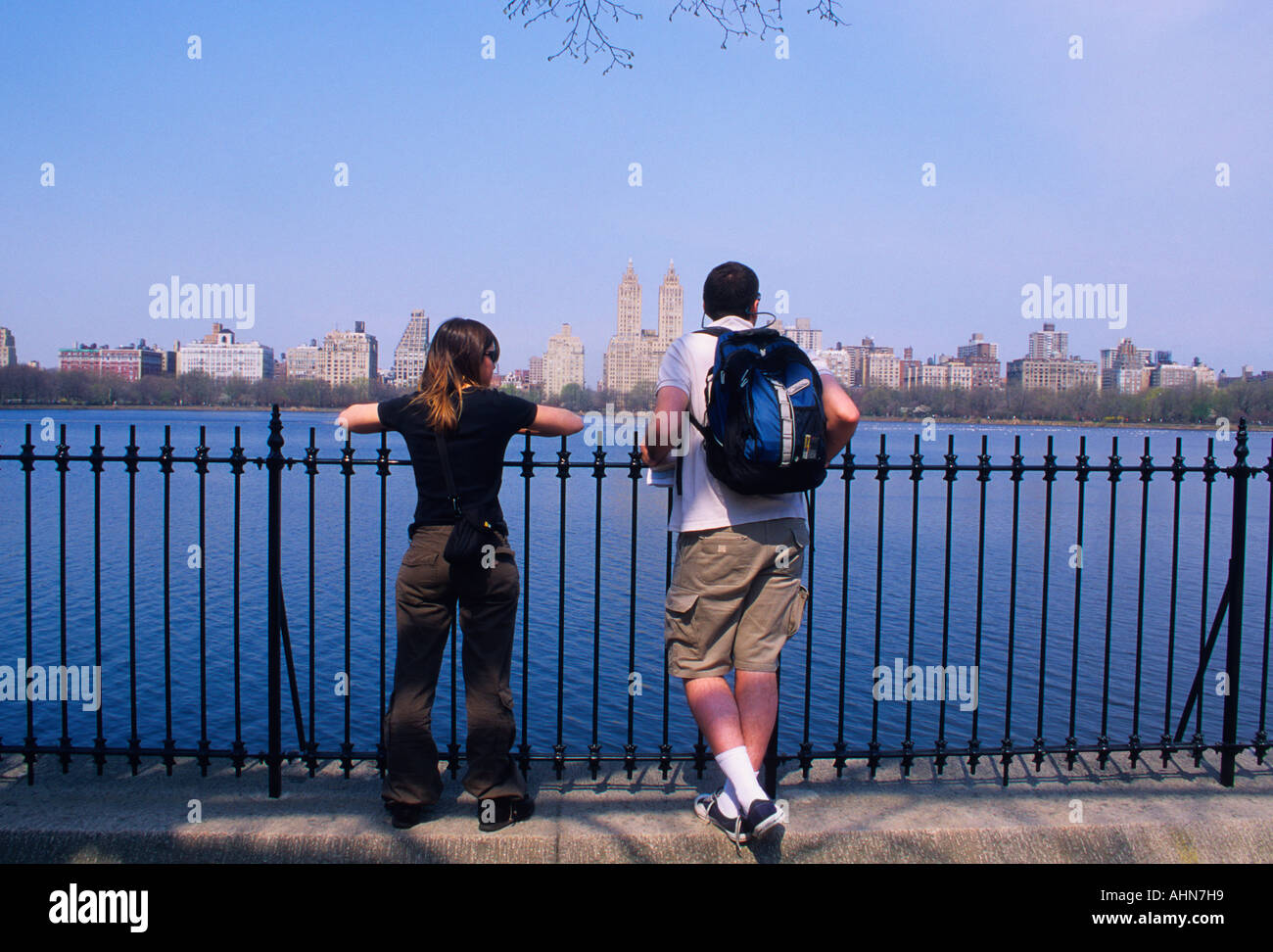 Réservoir de New York City Central Park. Un jeune garçon et une jeune fille regardant une clôture au réservoir. ÉTATS-UNIS Banque D'Images