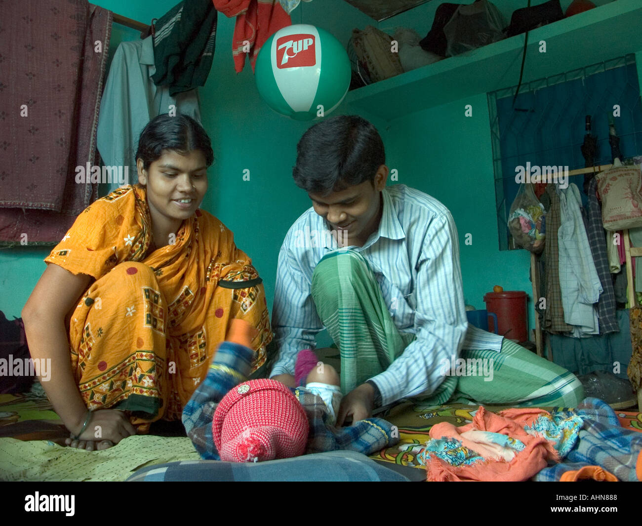 Une famille du Bangladesh avec un bébé dans un taudis Banque D'Images