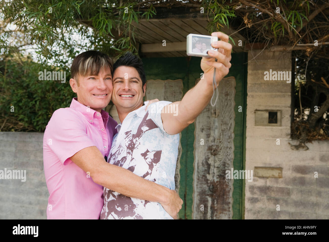 Couple Gay de prendre une photo d'eux-mêmes Banque D'Images