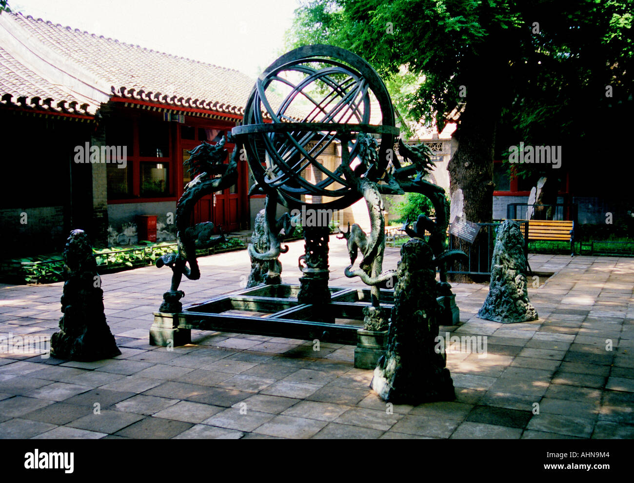Ancien Observatoire de Beijing sphère armillaire bronze instrument astronomique construit en 1439 par les Jésuites Banque D'Images
