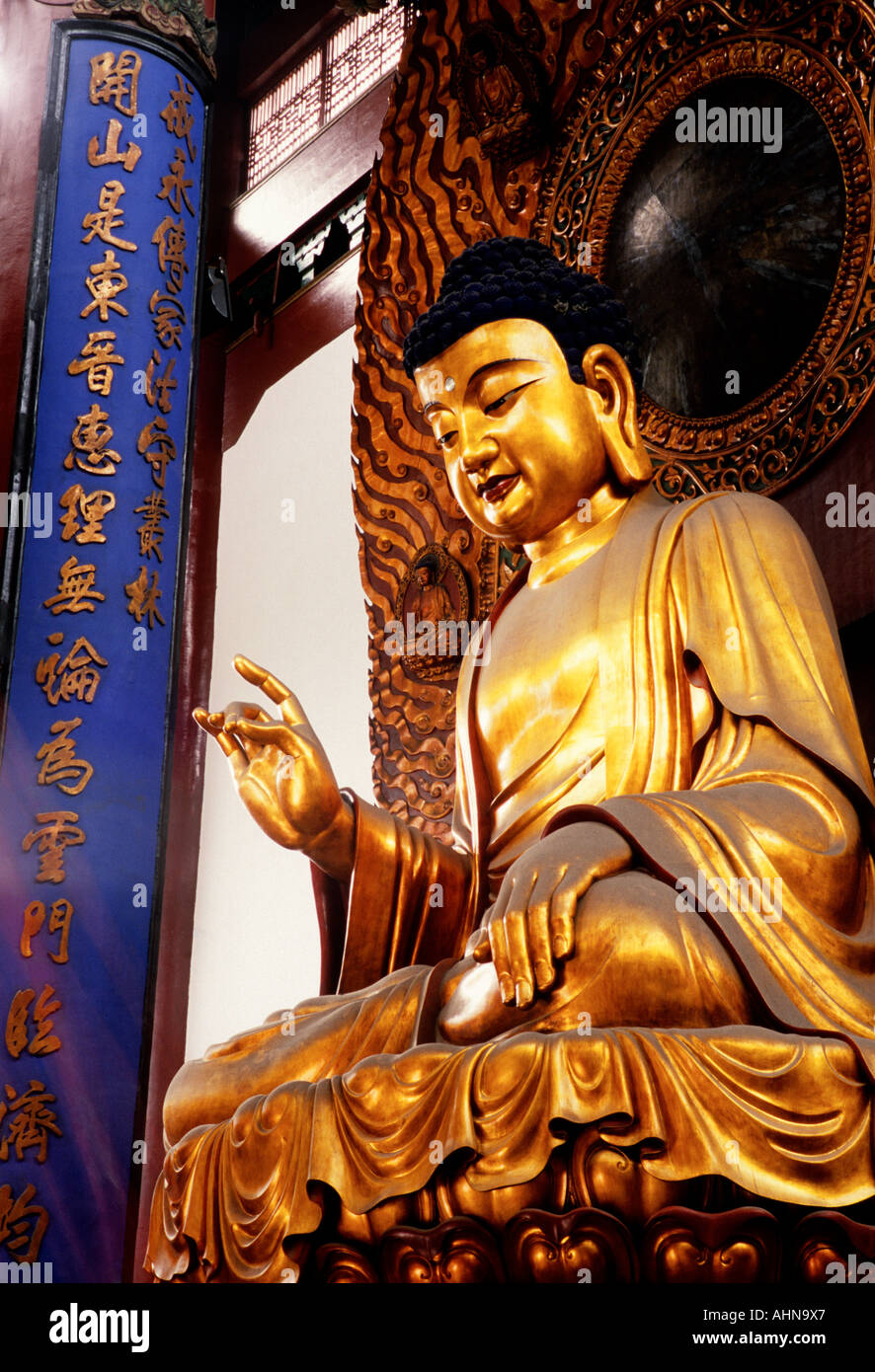 Hangzhou's golden Bouddha Sakyamuni dans la grande salle du Temple Lingyin Banque D'Images