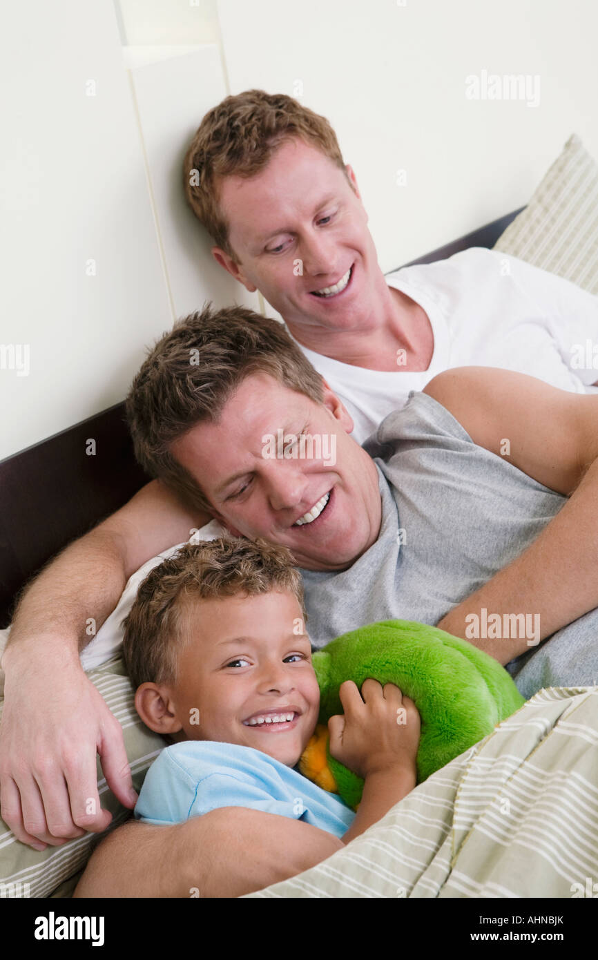 Couple Gay à jouer avec leur fils Banque D'Images