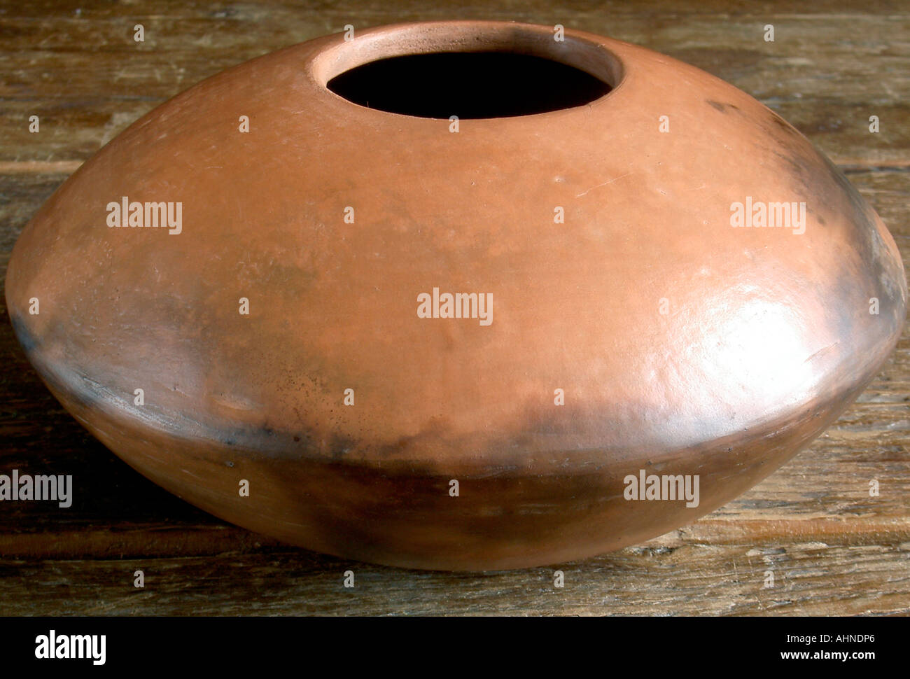 Pot en terre cuite fumée moulé tiré Banque D'Images