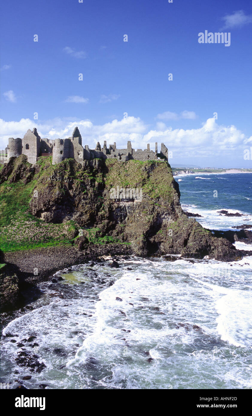 Le Château de Dunluce, ruine médiévale entre Portrush et sur la côte nord d'Antrim Bushmills Road, comté d'Antrim, en Irlande du Nord. Banque D'Images