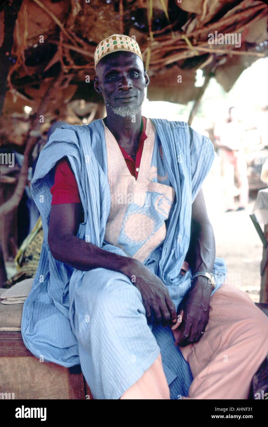 Merchant en costume traditionnel dans le marché de l'ancien Sahara Sahara ville de Gao au Mali, Afrique de l'ouest Banque D'Images