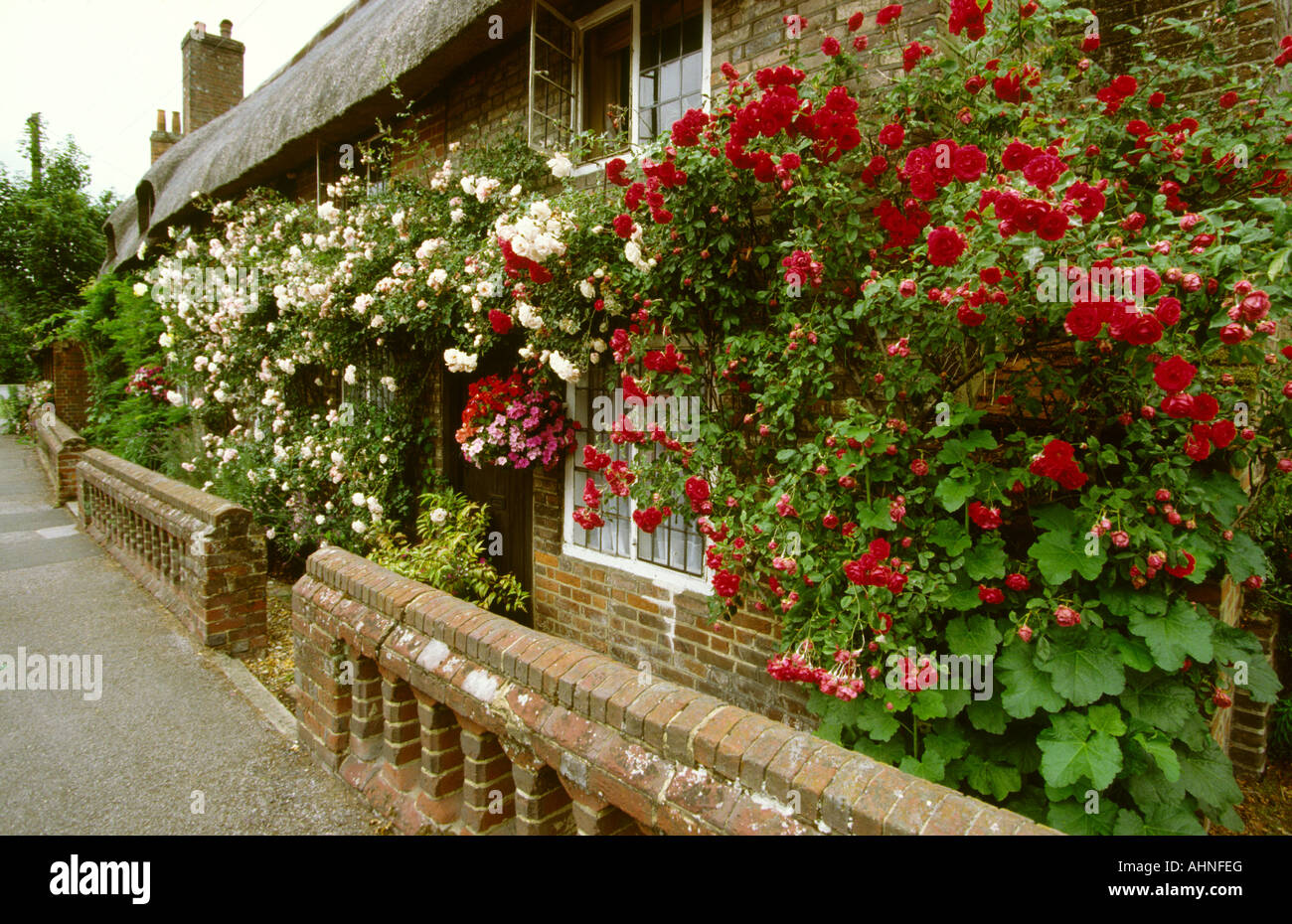 Hampshire Royaume-uni pays Jane Austen Chawton cottage village accroché aux fleurs Banque D'Images